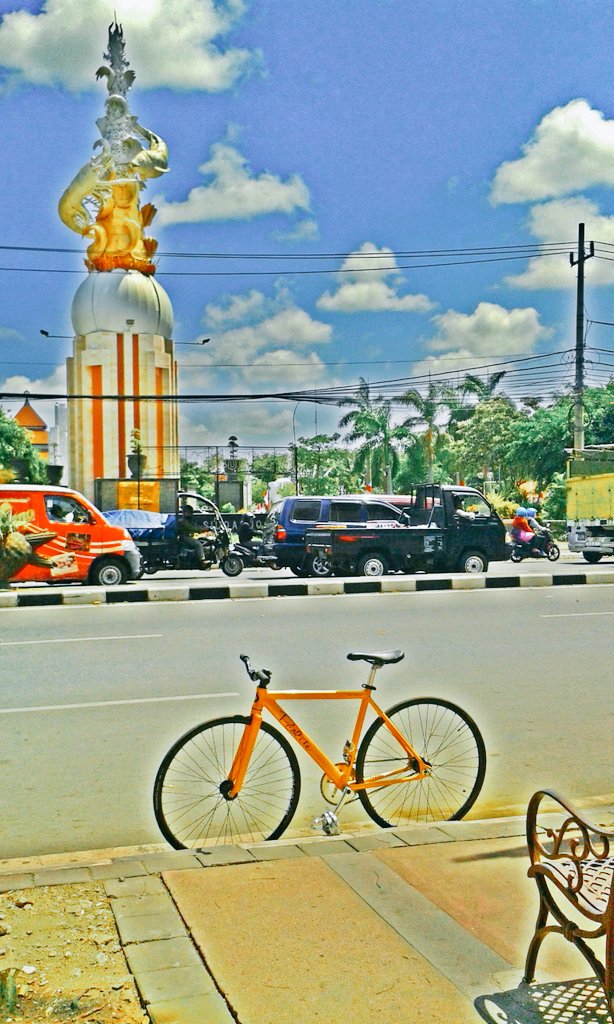 MazRiyadi's tweet photo. Ikilo alun-alun.e kota sidoarjo
#alunalun #kotasidoarjo #pcolite #fixedgear #singlespeed https://t.co/UaKrSfBHJJ