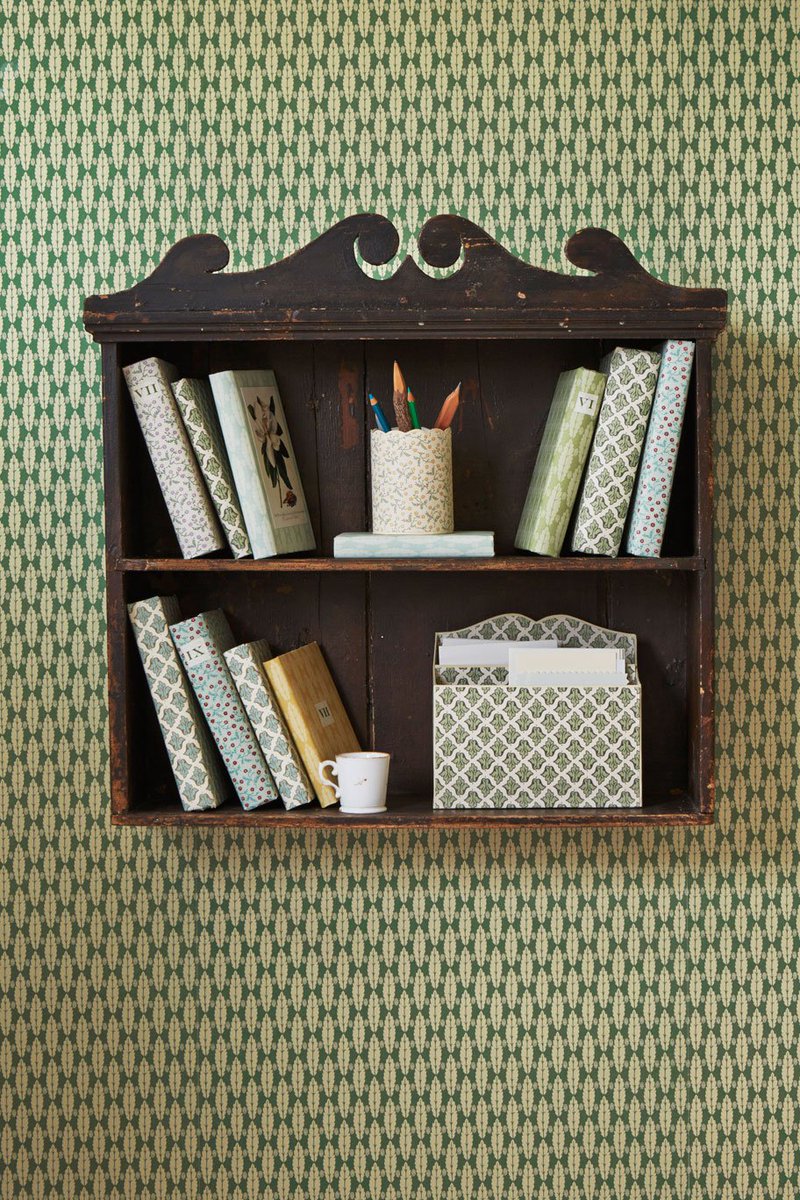 Jeanmonroprints's tweet photo. Squirrel Leaf - A stylised leaf repeat easy to use alongside any of our Jean Monro #florals See more @DesignCentreCH https://t.co/x9MXSK1Rou