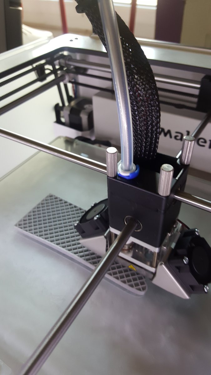 ComisTeam's tweet image. Le modèle réduit de notre voiture en cours de Fabrication.