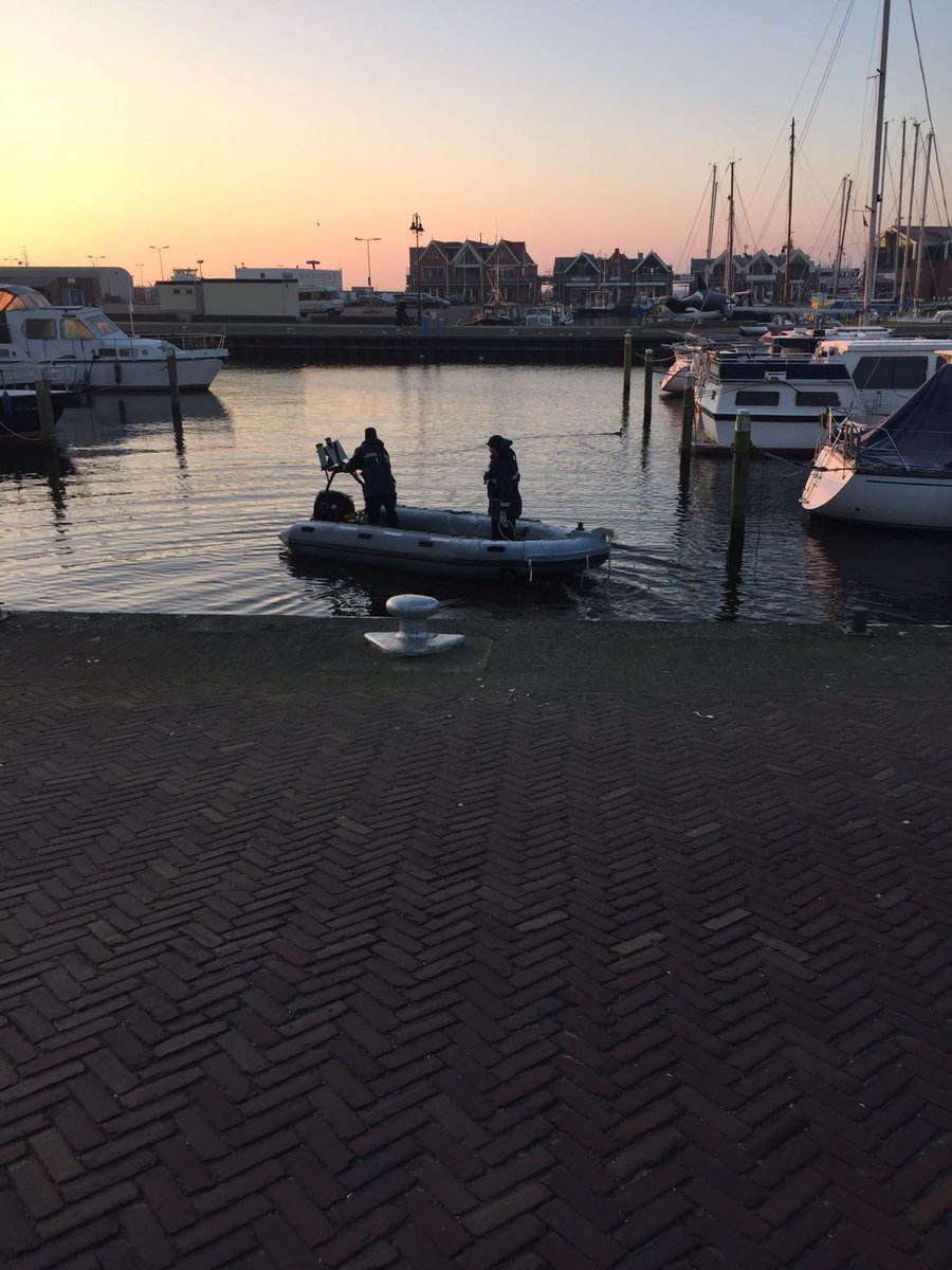 Hoe top is dit!!! De marine een dagje op Urk , gaan ze gelijk naar m'n container op zoek😄 <a href="/tHaventje/">Het Haventje van Urk</a>