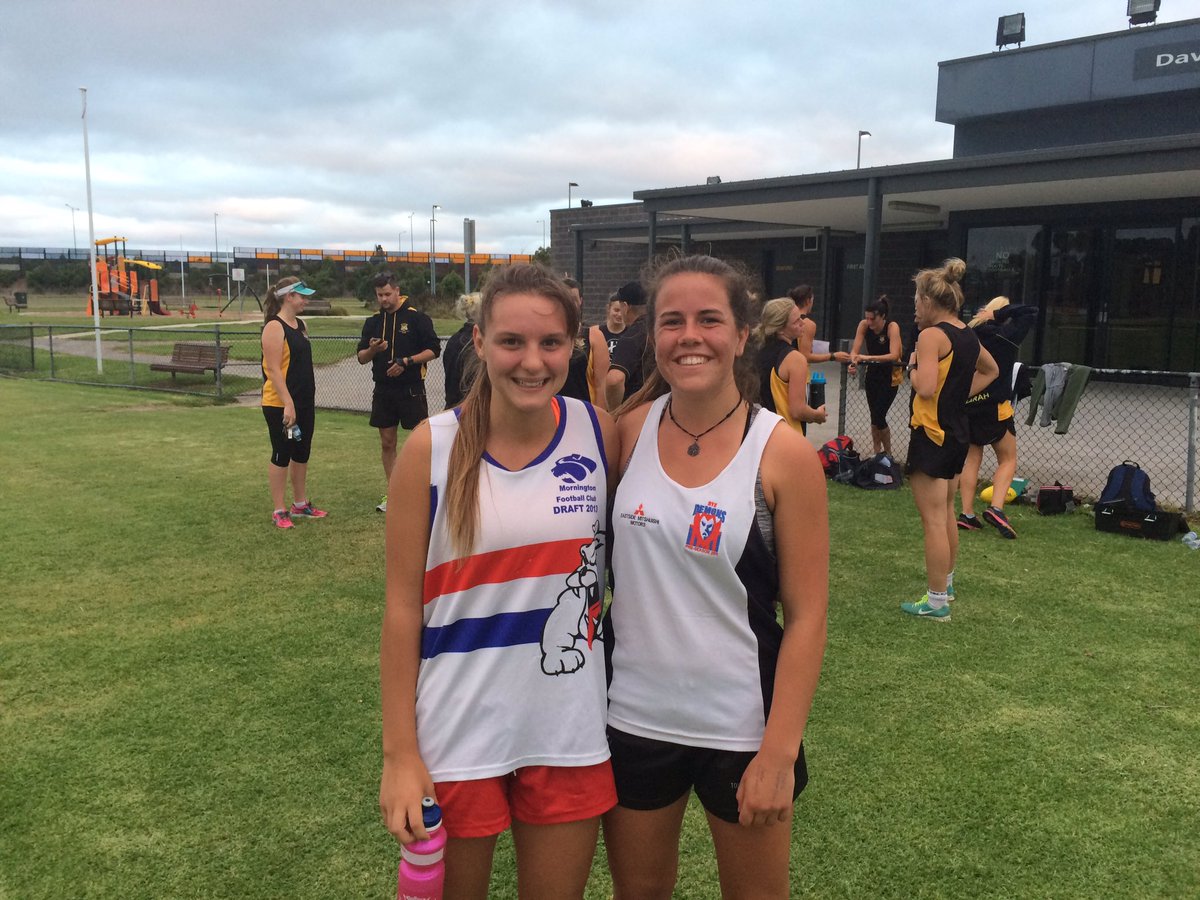 1st senior training tonight, thanks to brett &amp;the <a href="/SeafordFNC/">Seaford FNC</a> girls 4 letting us hav a kick <a href="/YouthGirls/">YG👑</a> <a href="/geewalks15/">Georgia Walker</a>