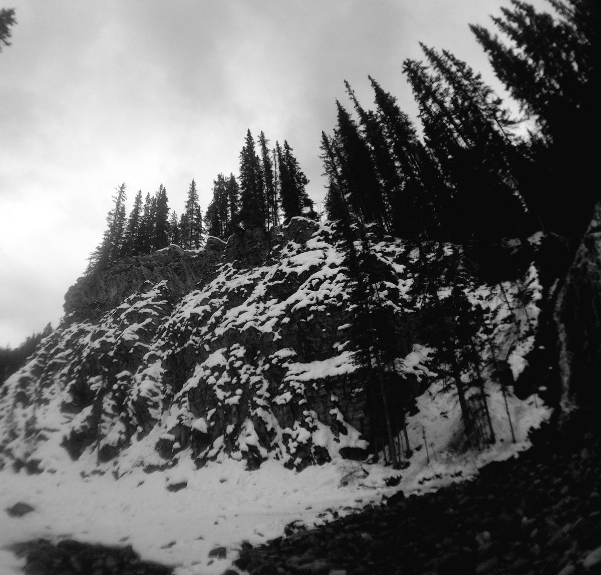 hannaraem's tweet photo. Yet another amazing day in JNP! Hanging out in canyons with frozen waterfalls 💕 #ExploreCanada #studyyourpassion https://t.co/SvU8mUiYbf