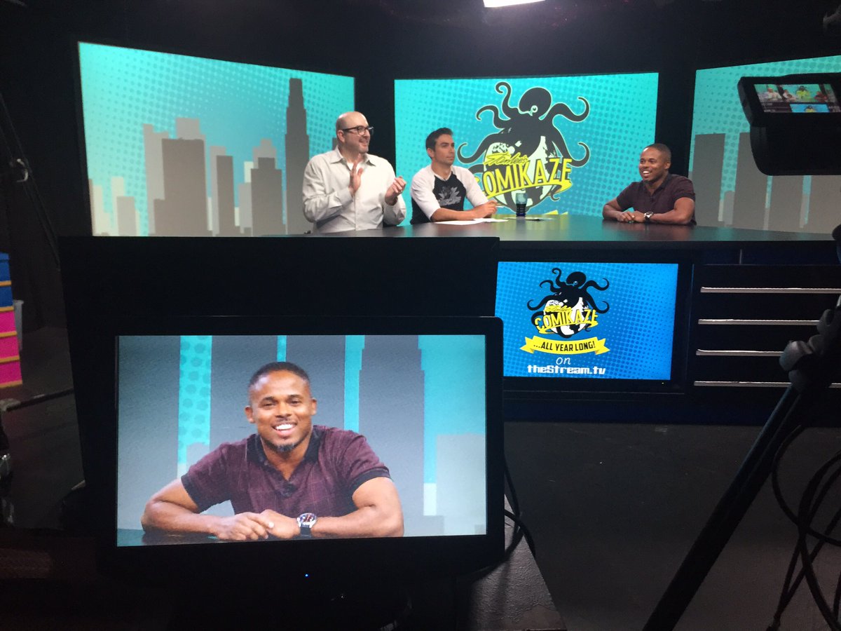Walterejones's tweet photo. I Love it here!! @thestreamtv @mmpr @StanLeeComikaze #walterejones #wejones #mmpr #TheWalkingDead #marvel https://t.co/uegQFLaLdF
