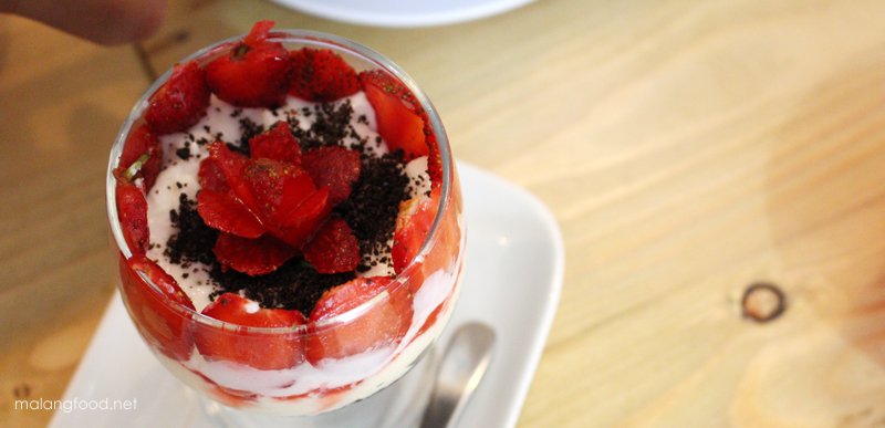malangfoodnet's tweet photo. Siang-siang gini paling cocok makan yang adem nih, mampir ke @DrinknDrinkCafe seger nih. https://t.co/7KpXKJ2dw4 https://t.co/F4RYnDf6b0