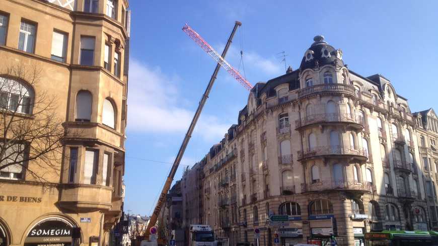 icilorraine57's tweet photo. Démontage spectaculaire de la grue devant la gare de #Metz https://t.co/YoBZIl61mt https://t.co/4EVV37gCQl