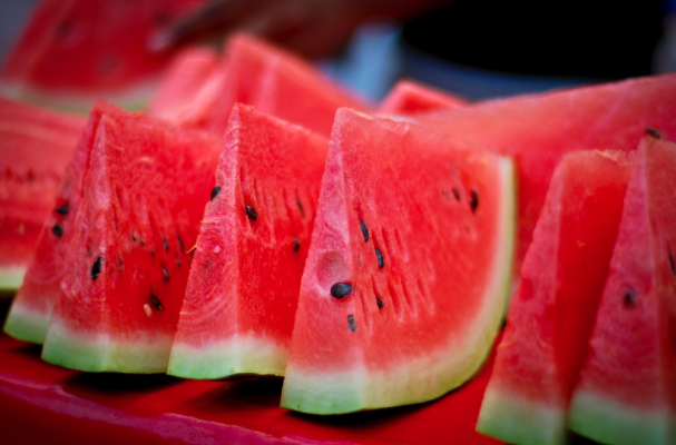 Evergreensza's tweet photo. A #watermelon is over 92% water by weight. #FoodFact https://t.co/VoreIw1lAb