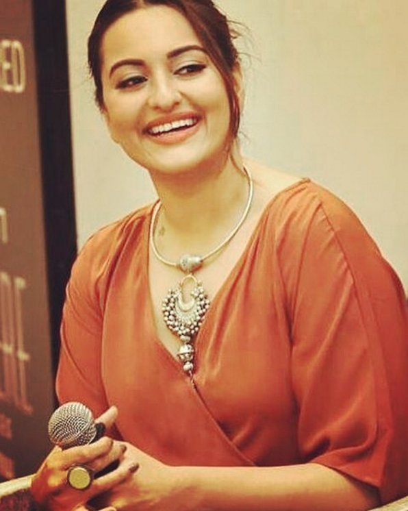 1stIndiaNews's tweet photo. @sonakshisinha looking so pretty in a Ritika Sachdeva necklace and a ring at the #KGAF2016. https://t.co/O7GWSRLUMj