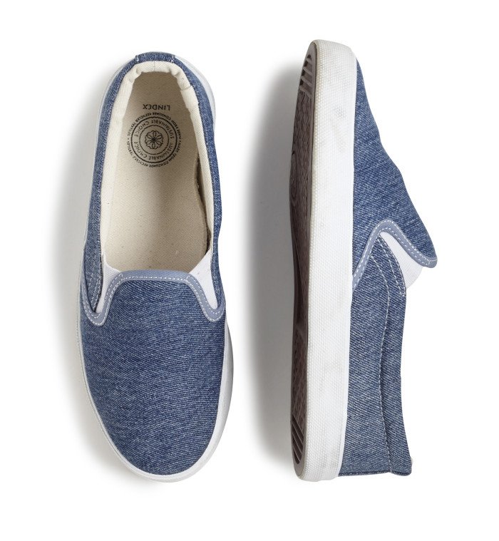 MyrornaEmma's tweet photo. Utsorterade jeans från Myrorna blir till miljövänliga sneakers, som lanseras i Lindex idag https://t.co/7ZLCX3Gt0L https://t.co/wjiVCpzFK5