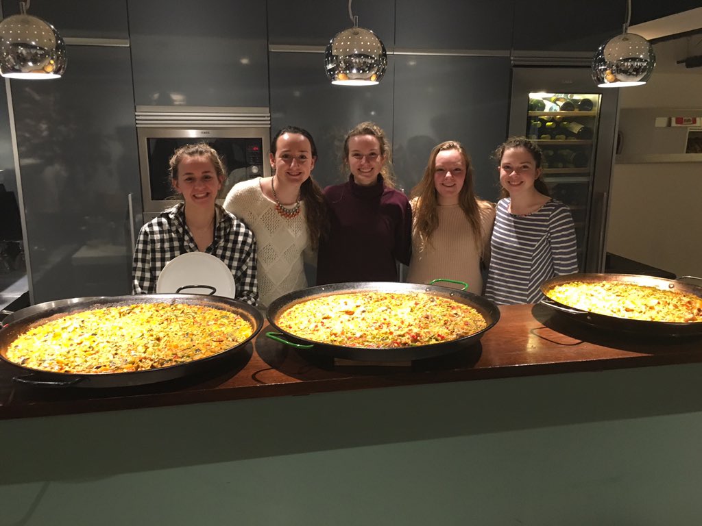 LaSenoraMuth's tweet photo. Mm Paella! #TitansTakeSpain https://t.co/Nk1siuD2JU