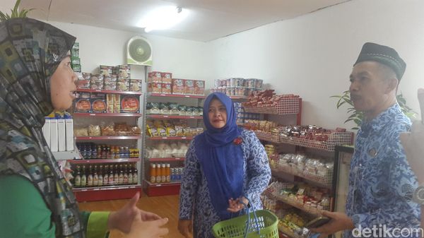 Belanja di Minimart Ini Bisa Dibayar dengan Sampah Loh! de.tk/VMd871