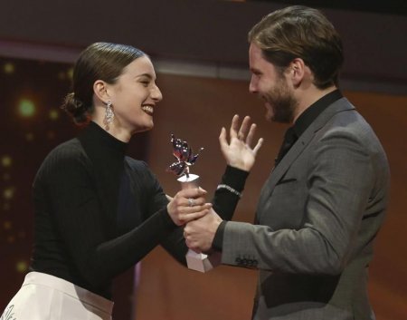 MariaVTeam's tweet photo. Preciosa @mariavalverde recibiendo el premio en el festival de cine de Berlín. #ShootingStars2016 (1) https://t.co/fWNkrjLR2M