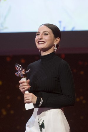 MariaVTeam's tweet photo. Preciosa @mariavalverde recibiendo el premio en el festival de cine de Berlín. #ShootingStars2016 (2) https://t.co/2DHqRGAnJP