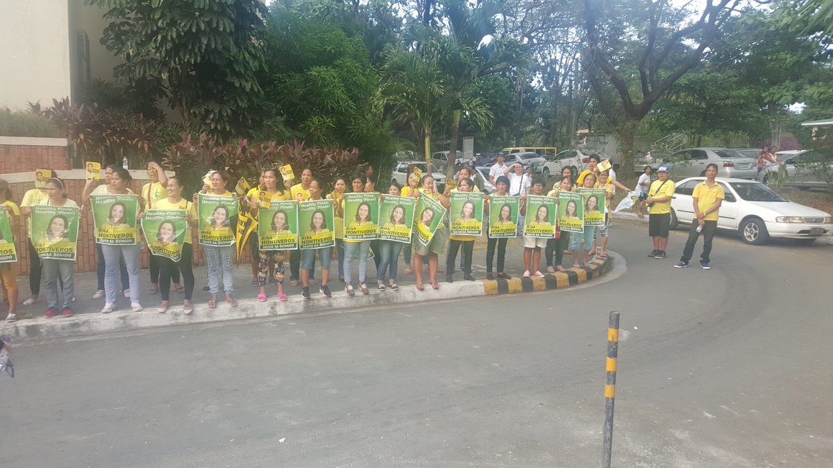 mbarnesau's tweet image. Protesters have disbursed &amp;amp; the @MARoxas &amp;amp; @robredoleni fans are ready @napc_ph forum @Official_UPD #phvote #ph2016