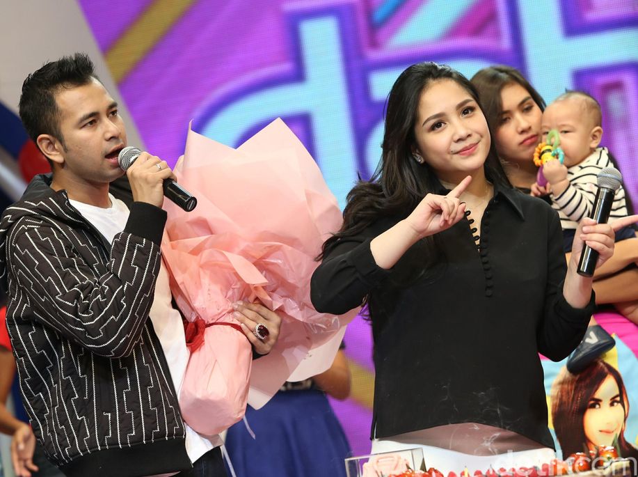 detikhot's tweet photo. Selamat Ulang Tahun, Raffi dan Nagita! https://t.co/lpuab7SaOQ https://t.co/hALvGmOrb4