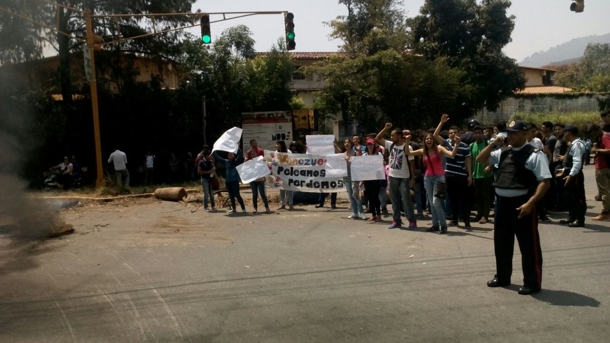 leoperiodista's tweet photo. Estudiantes de Santiago Mariño protestan frente a loa Bomberos de Mérida por incremento del precio de la matricula.. https://t.co/X3IN3KoxPL