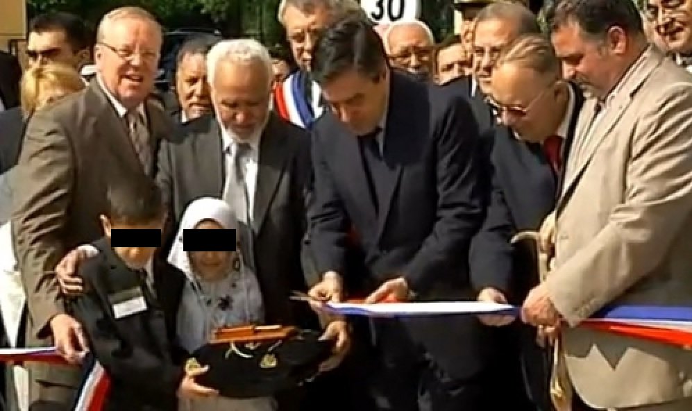 JEANRENELAGET's tweet photo. . #Mothron (toujours Droite Populaire ?) ne comprend pas la polémique sur la #Laicité à #Argenteuil . Et #Fillon ? https://t.co/h09OeVtY82