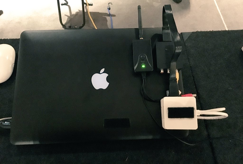 ProPrompting's tweet image. 2 40" monitors 1080p HD + one wireless prompter. NO PROBLEM! #Apple MacBook Pro with @APsystems &amp;amp; lots of Velcro 😂