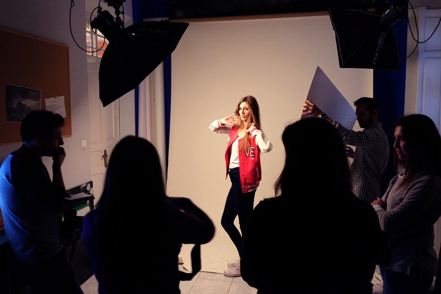 EscuelaApertura's tweet photo. Sesión de fotos en el curso de técnicas de #Iluminación en estudio ¡De aquí a final de curso ya no paramos! #malaga https://t.co/kHORKSHx2S