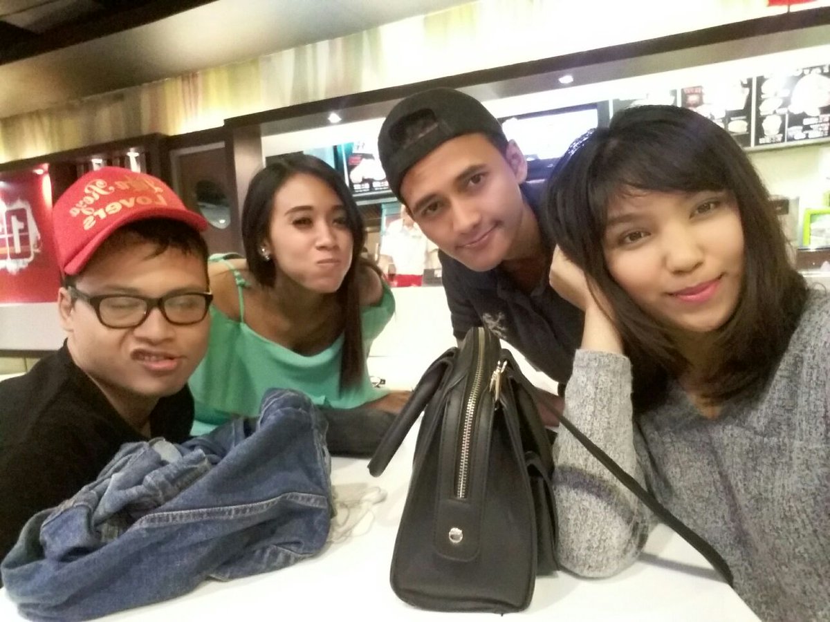 toni_host's tweet photo. Kecerian bintang porno Indonesia Lidra Reza bersama rekan celebrity FTV Indonesia | @GayIndonesia @Gay_jabodetabek https://t.co/u1jBdbV0uE