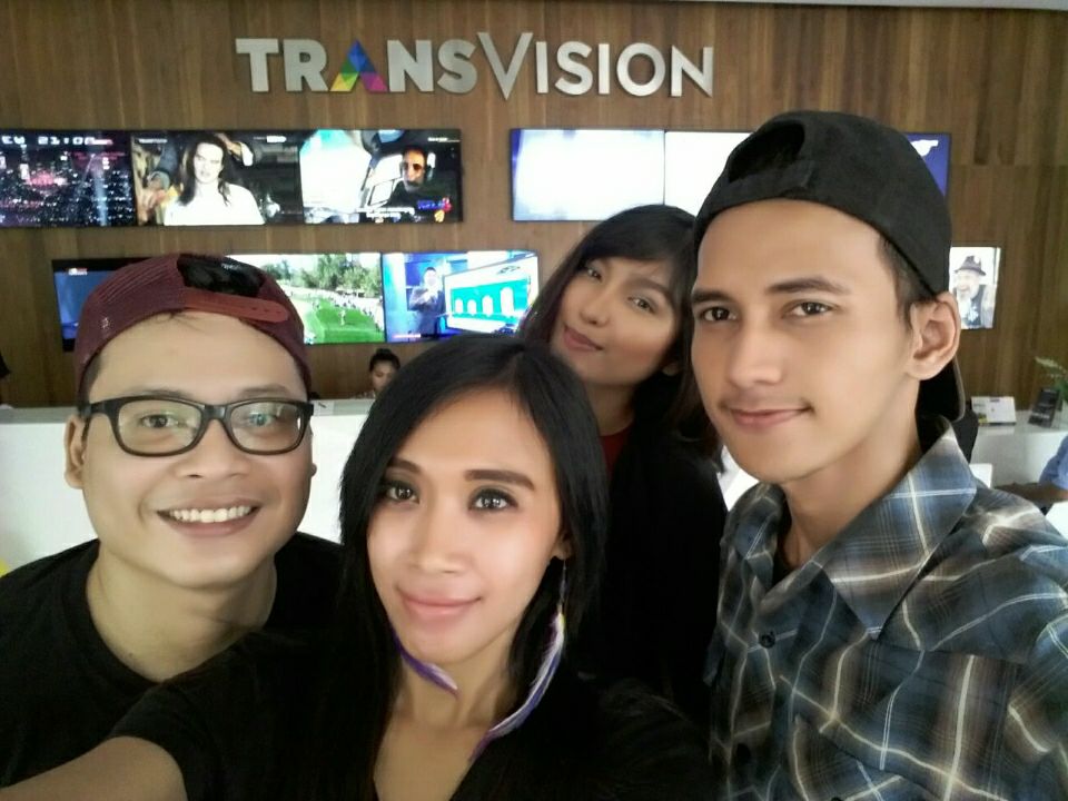 toni_host's tweet photo. Kecerian bintang porno Indonesia Lidra Reza bersama rekan celebrity FTV Indonesia | @GayIndonesia @Gay_jabodetabek https://t.co/u1jBdbV0uE