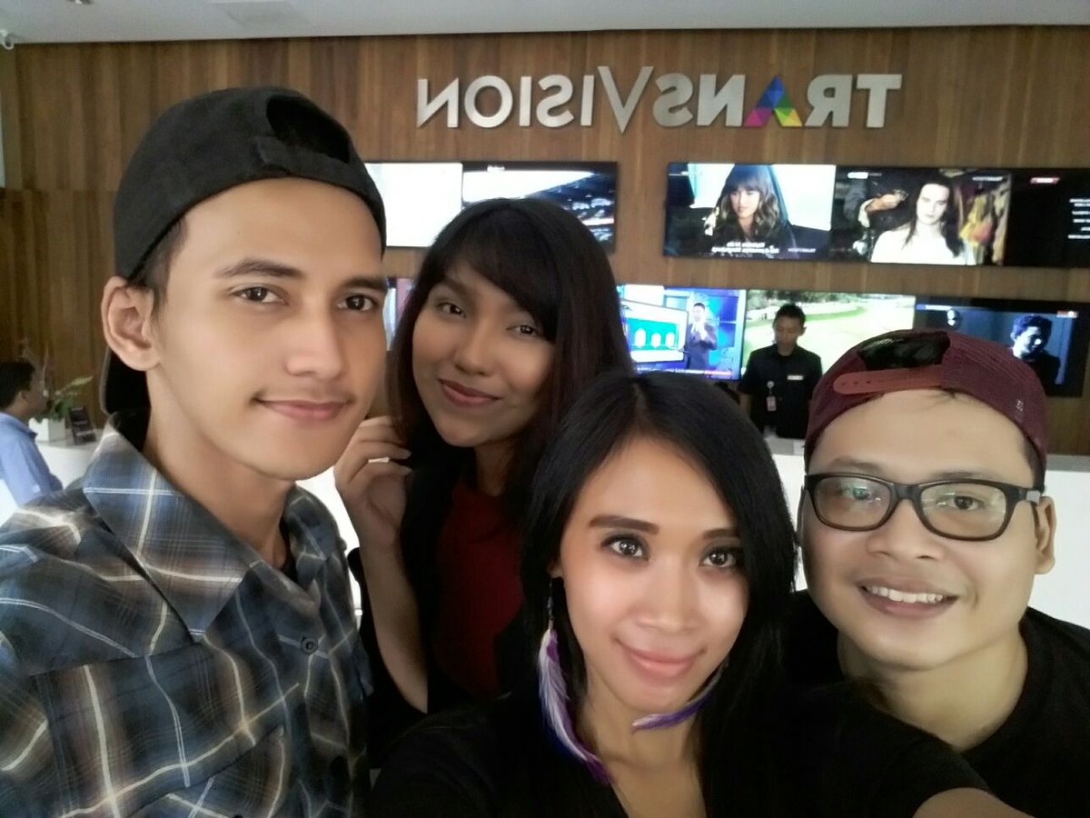 toni_host's tweet photo. Kecerian bintang porno Indonesia Lidra Reza bersama rekan celebrity FTV Indonesia | @GayIndonesia @Gay_jabodetabek https://t.co/u1jBdbV0uE
