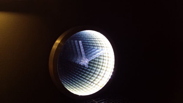 instructables's tweet image. Infinity Mirror Clock #infinitetime bit.ly/1RjmHcw