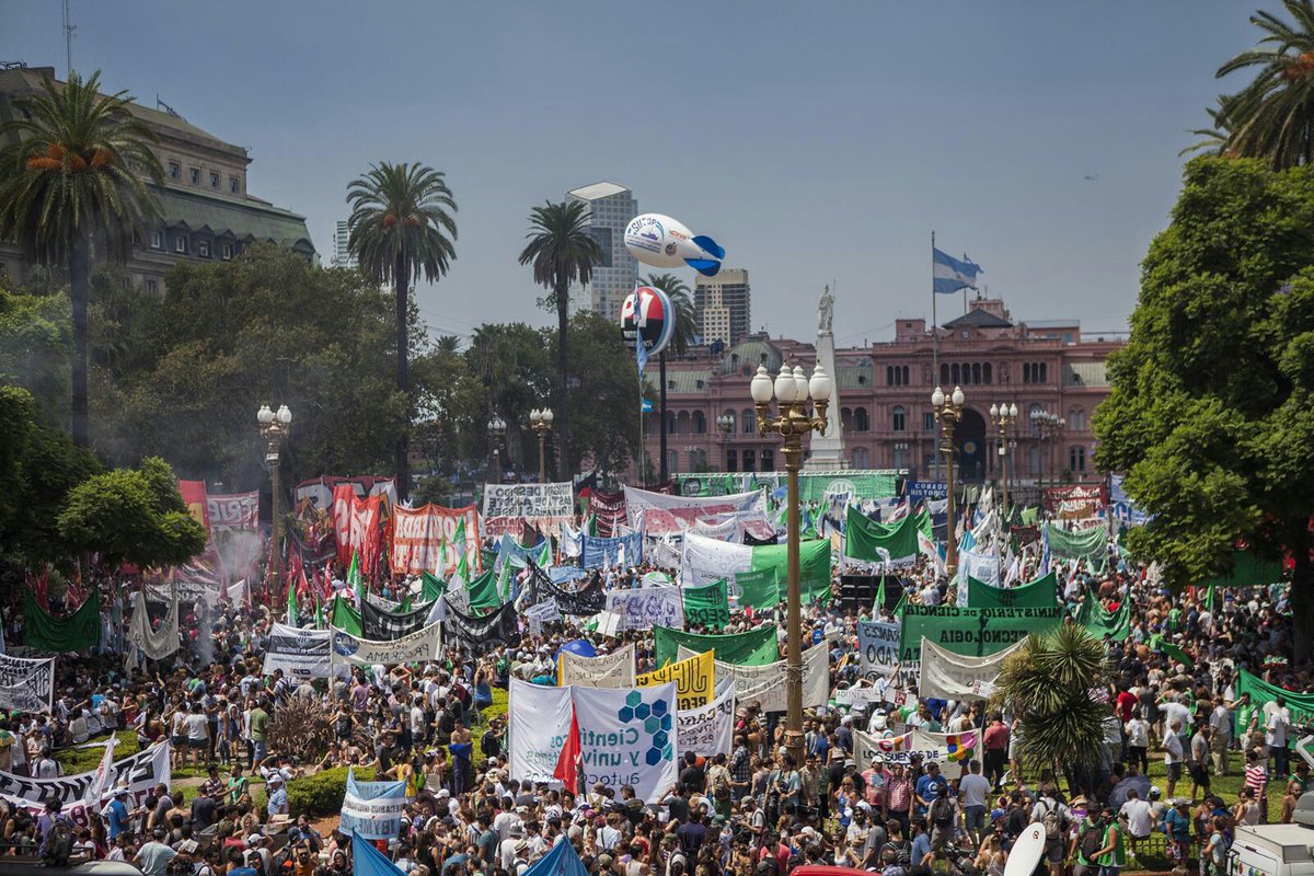 ATEdesdeabajo's tweet photo. 50 mil compañeros en Plaza de Mayo! Decimos #BastaDeDespidos Plan de Lucha escalonado y unificado! #ParoNacional https://t.co/pXsn6WFrdv