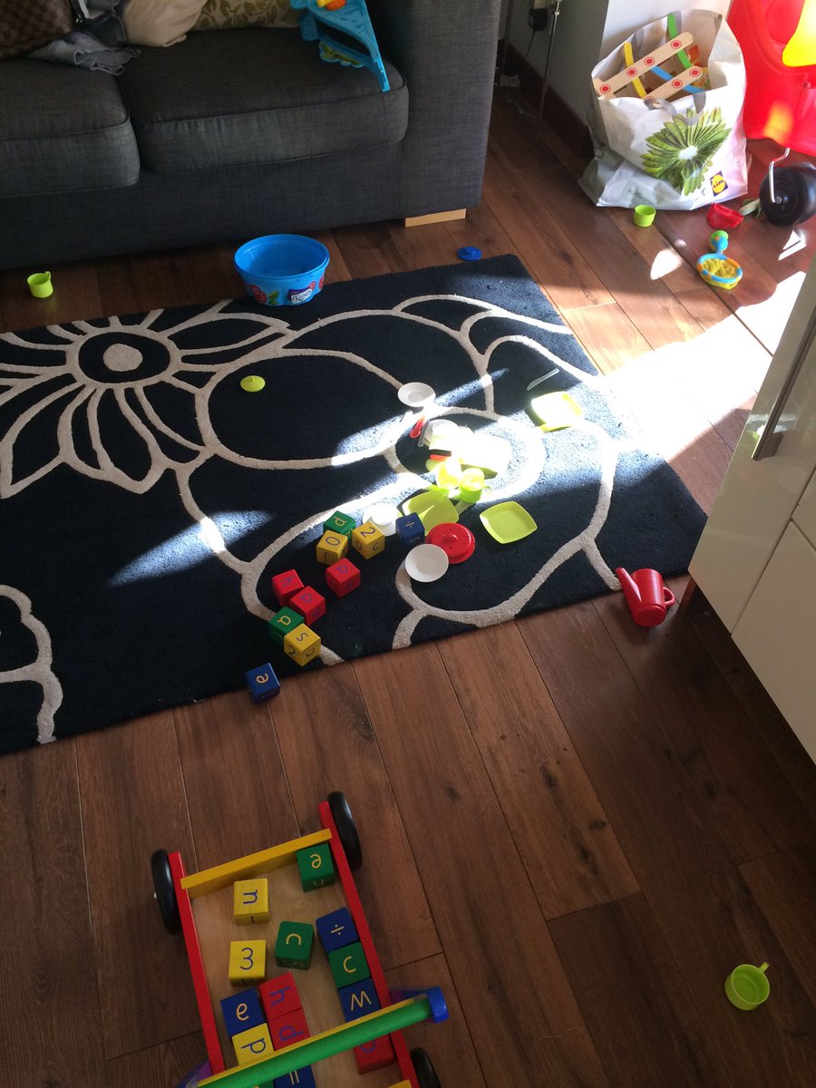 pink_beach's tweet photo. @Liparazzi messy floors and cold cups of tea. It's a breeze... 😹😅🤔 https://t.co/uzF4iSSCUs