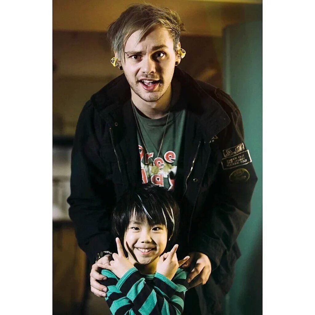 Xx_Caitriona_xX's tweet photo. This is soooo fricken adorable oh my God ππππ #Mini5sos https://t.co/qylX31x0kl