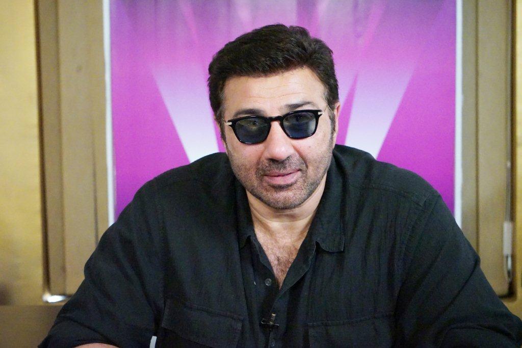 iamsunnydeol's tweet photo. Enjoyed interaction with young talent @Whistling_Woods https://t.co/SXKRiRFJVB
