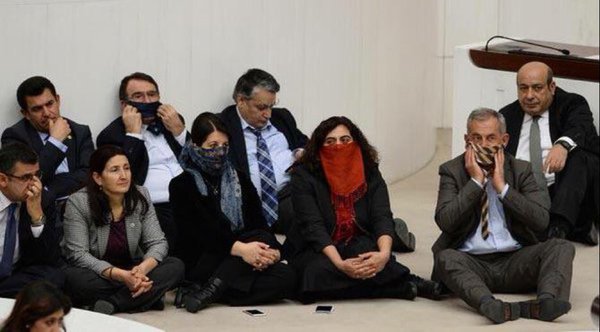 fatihcaglayan25's tweet photo. MECLİSTEN ÇIKIN, KANDİLE GİDİN, KANDİLİ BAŞINIZA YIKALIM.
#TBMMterörüdestekleyenlerindokunulmazlığınıkaldır https://t.co/yrKoL50WCj