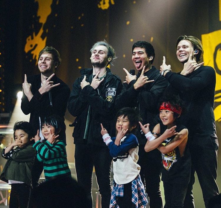 vacantvapor's tweet photo. SO FREAKING CUTE!! -Brooke #Mini5SOS https://t.co/AginZdvXBn
