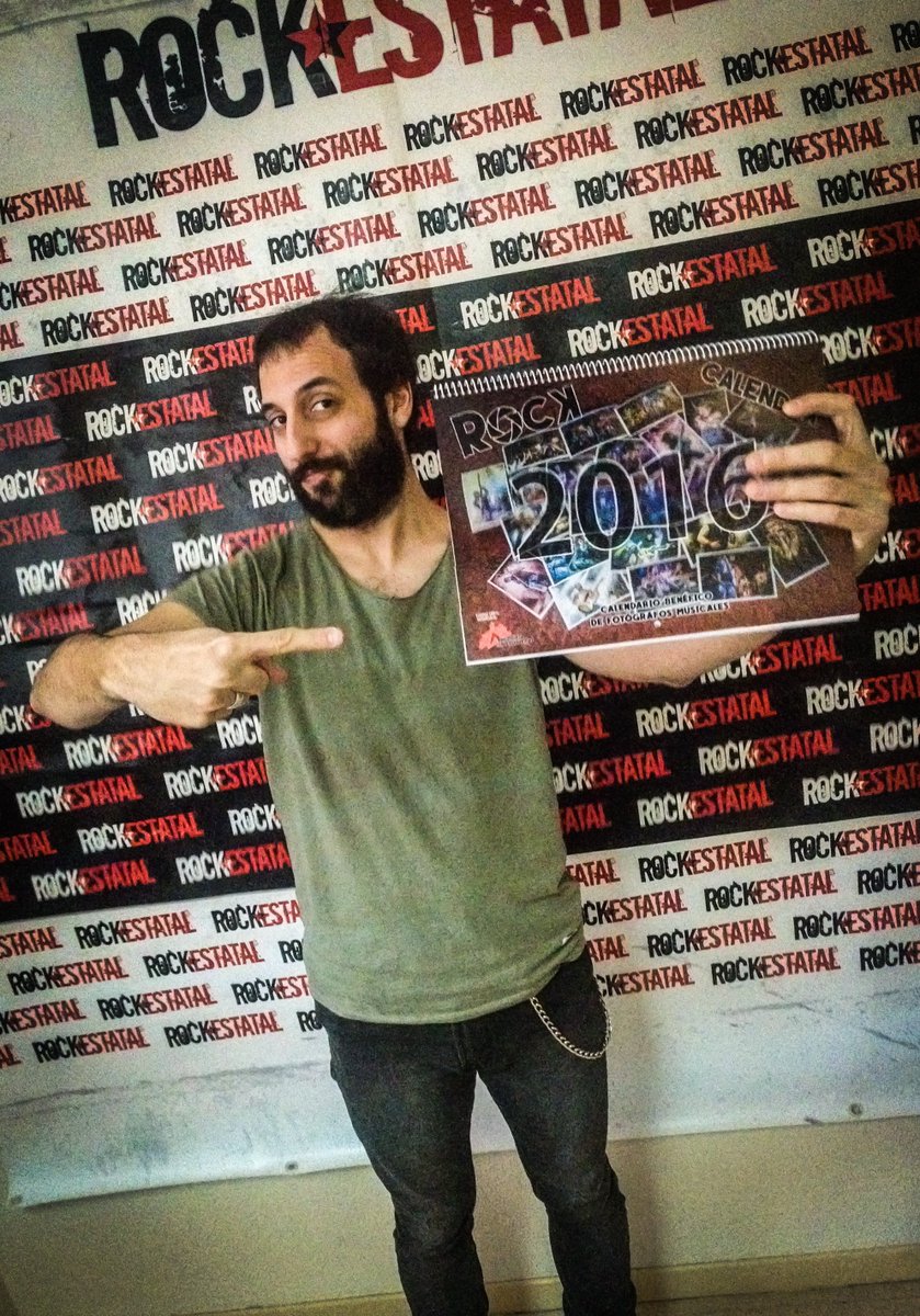 Calenda_Rock's tweet photo. Raúl Carnicero de @RockFM_ES ya tiene su copia de nuestro calendario solidario. Grande entre grandes #RockSolidario https://t.co/k8ECwuCBVN