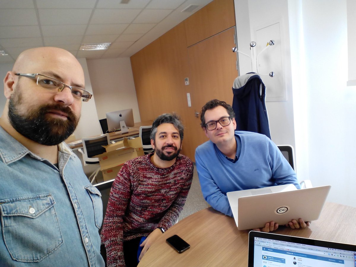 balhisay's tweet photo. Primera reunión en la nueva sede de @Conecta13 con @ProsumidorSoc y @polisea de @MediaLabUGR https://t.co/Te3hIUC9kw