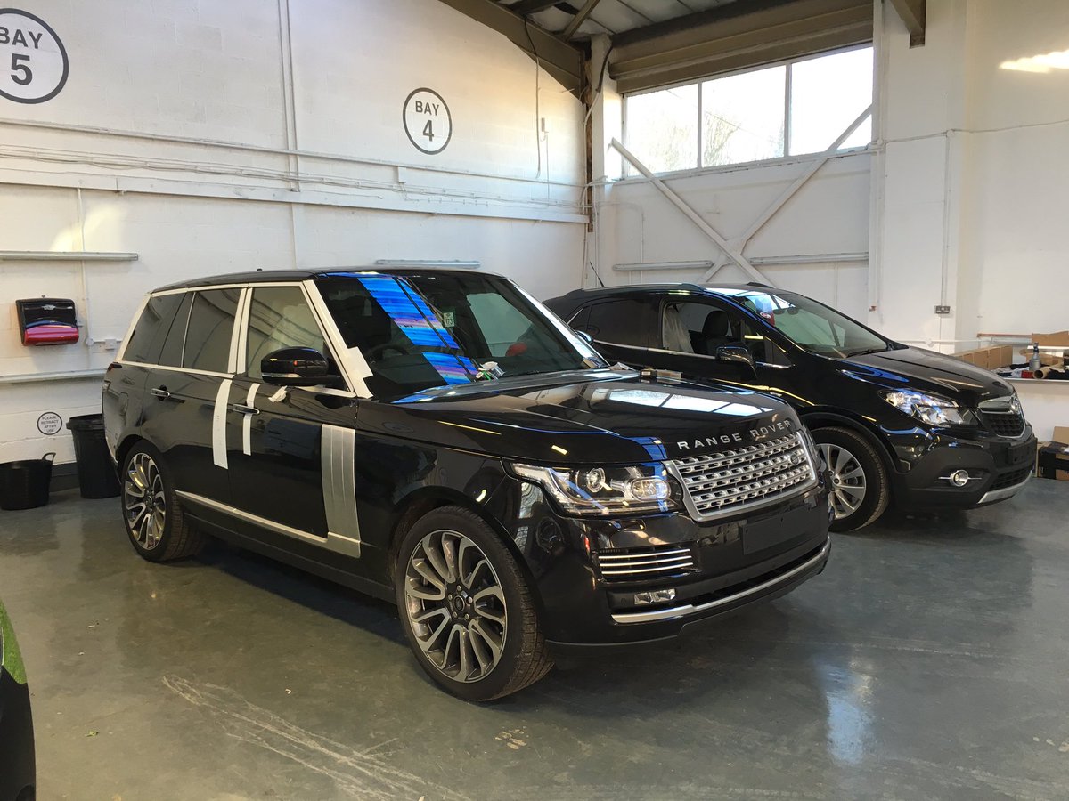 elitewrapsuk's tweet photo. Up next is brand new Range Rover and Vauxhall Mokka.. But there's only 1 car stealing the show @BMWmistress https://t.co/Vw8fOMuskX