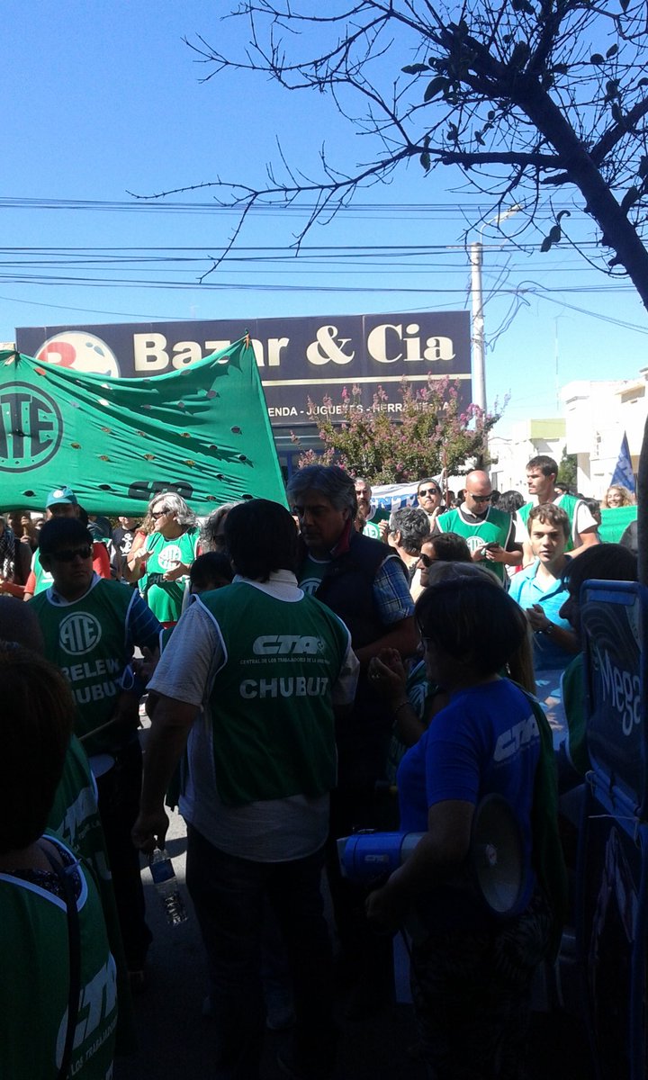 upchubut's tweet photo. Ahora paro nacional ATE Chubut presente!!! #ParoNacional @atequiroga @mirtasimone @CachorroGodoy https://t.co/xZu1OG39X9