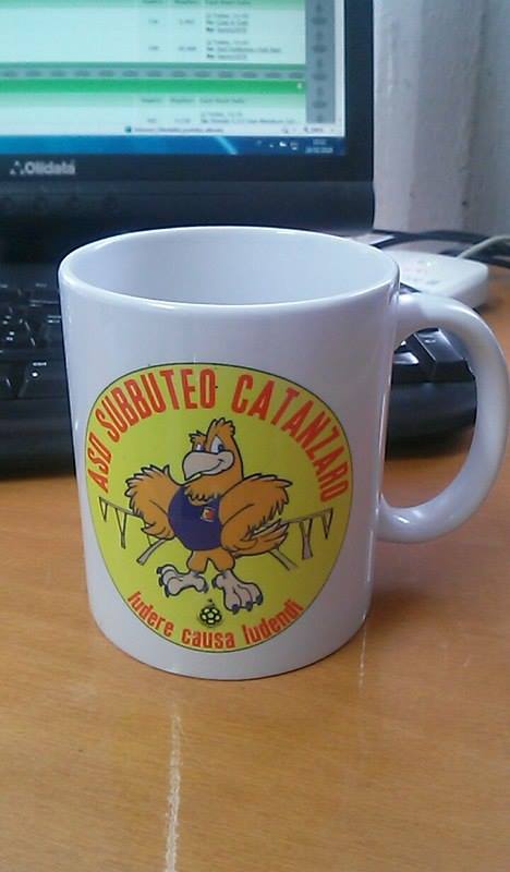 subbuteocz's tweet photo. @Ita_Subbuteo @FISCT_Official Mug con la #mascotte della nostra Asd. #supportalapassione per il #subbuteo https://t.co/A3JoKHm7Pt