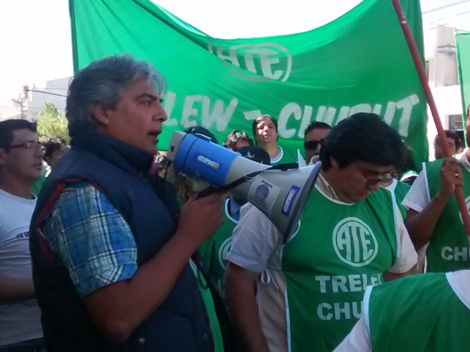 atequiroga's tweet photo. #ParoNacional entregamos el petitorio a Alejandro Torres del ministerio de trabajo #Chubut #24F https://t.co/bcdtt23QvA