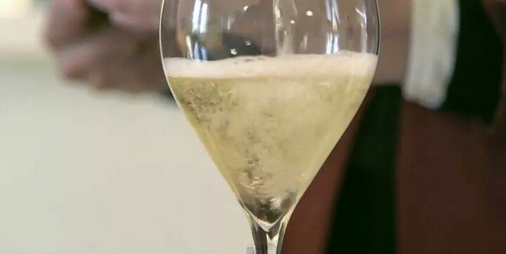 TaittingerVEN's tweet photo. #Champagne ¿No es mejor ver la copa medio llena? https://t.co/dWE12qdgcw