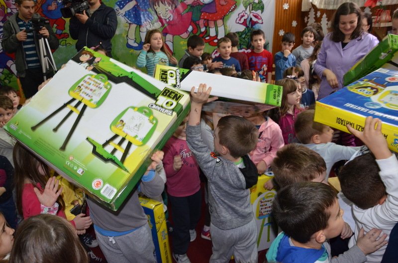 „Паркиралишта – Струмица“ донираше играчки во градинката „Детска радост“
strumica.gov.mk