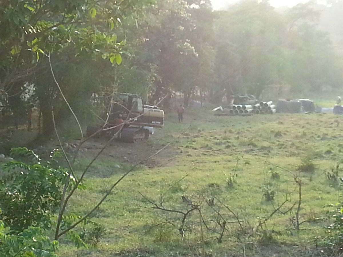 soniagutier's tweet photo. @fariasdenuncieLos habitantes cerca al río pamplonita hacen desvíos al cause y autoridades no hacen nada al respecto https://t.co/YDOs0bHUZ9