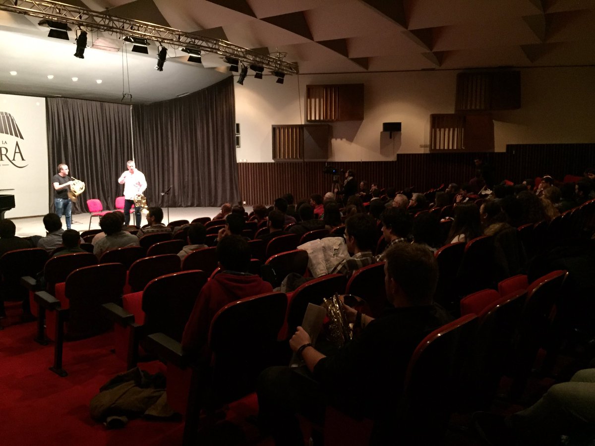OSGgalicia's tweet photo. Esto es lo que pasa cuando Stefan Dohr da una clase magistral a alumnos de la #ojsg se nos llena la sala @SONFUTURO https://t.co/aXyt6TtWBq