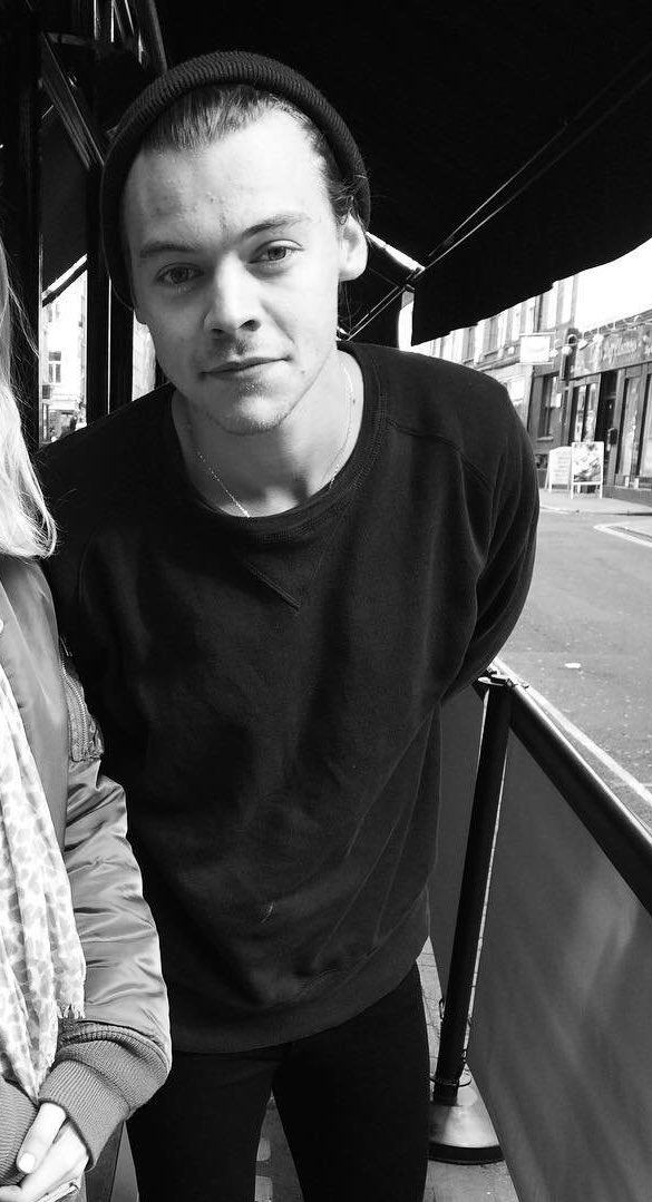 thestylesfandom's tweet photo. Harry with a fan today in London. https://t.co/SUN94kFZKQ