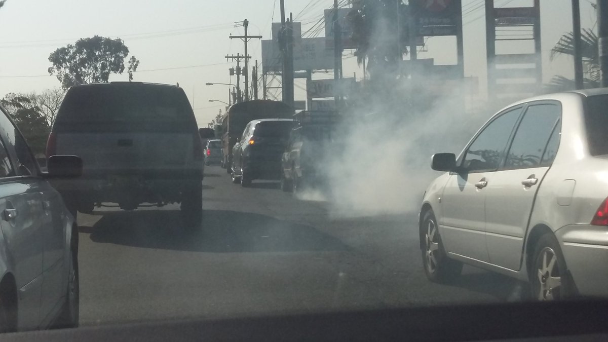 NetoAWP's tweet photo. Deberian sancionar a este tipo de conductores con carros en mal estado, bloqueaba la visibilidad @EmixtraPablo https://t.co/KOAZgbg6YU