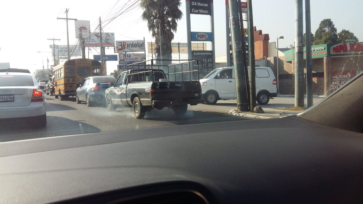 NetoAWP's tweet photo. Deberian sancionar a este tipo de conductores con carros en mal estado, bloqueaba la visibilidad @EmixtraPablo https://t.co/KOAZgbg6YU