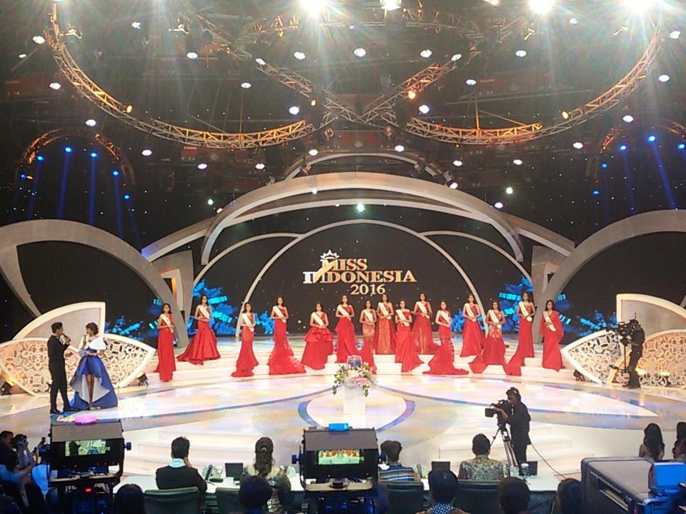 15 bsr finalis #MissIndonesia2016 akan diberi pertanyaan oleh dewan juri &amp; hnya punya 30" unt menjawab pertanyaan
