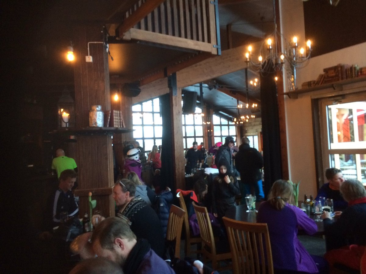 YngvessonHenrik's tweet photo. Men va tusan, after ski-trubaduren spelar endast i 45 min. Skärpning!! https://t.co/4NnteVgp05