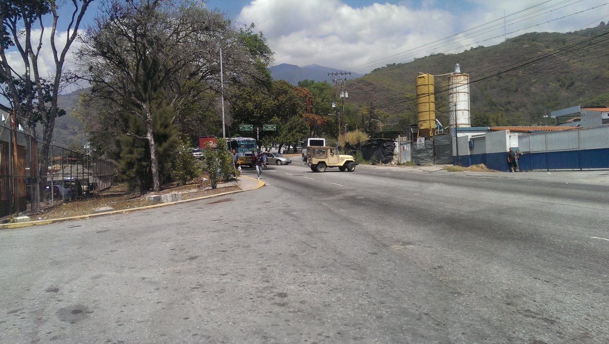 informanteve_'s tweet photo. Cierre de vía en frente al Instituto Santiago Mariño Mérida https://t.co/Y05Id0VDA1