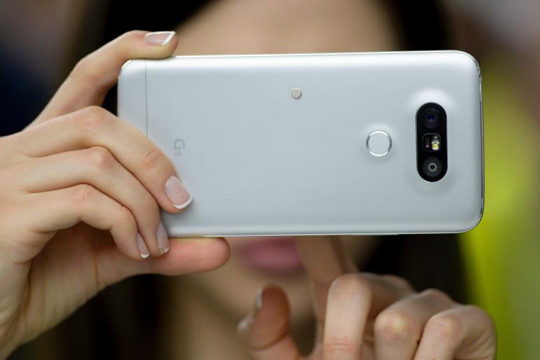 zabazib's tweet photo. LG G5'e yakından bakalım...https://t.co/UXEC4SzM4F #LGG5 #MWC16 #LGSMART #mobil #akıllıtelefon #çiftkamera #alwayson https://t.co/4Ji5shYbcL