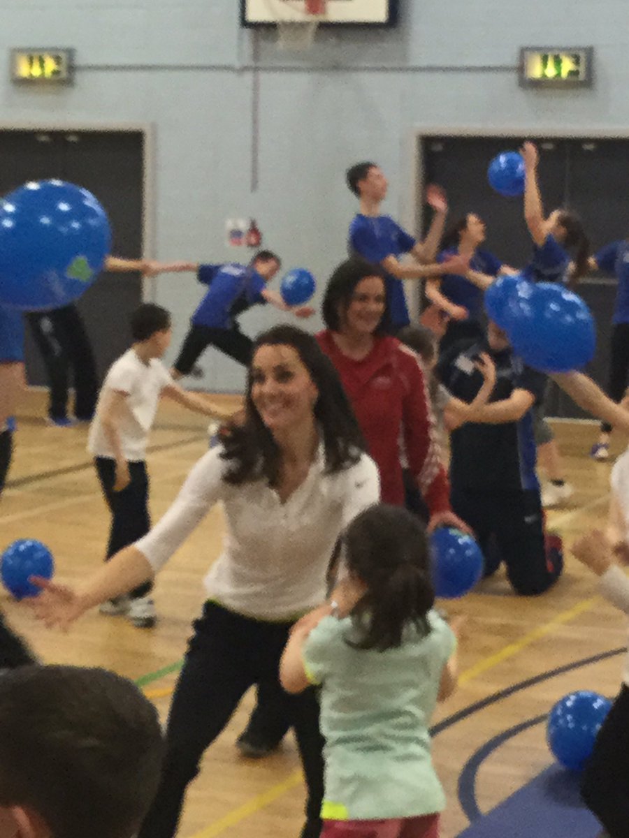 byEmilyAndrews's tweet photo. Very cute: #Kate helping a little girl with her tennis practise with a balloon. Great stuff from @TennisOnTheRoad https://t.co/F4TdabbQqz